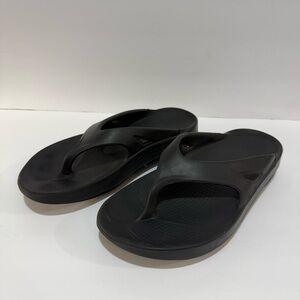 Oofos Black Thong Flip Flop Sandals women’s size 9